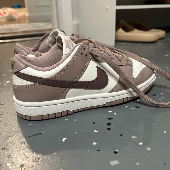 Nike Low Dunk Women's 'Diffused Taupe' - Picture 2 of 6